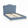 Cama tapizada azul con cabecero curvado